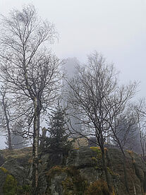 Aussichtssturm im Nebel