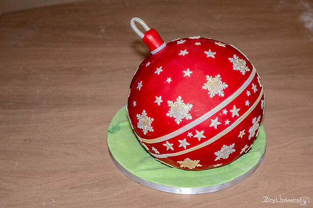 Weihnachtskugel-Torte