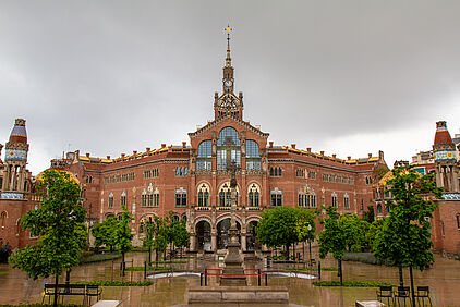 das Hauptgebäude