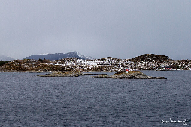 viele kleine Leuchtturm-Inseln