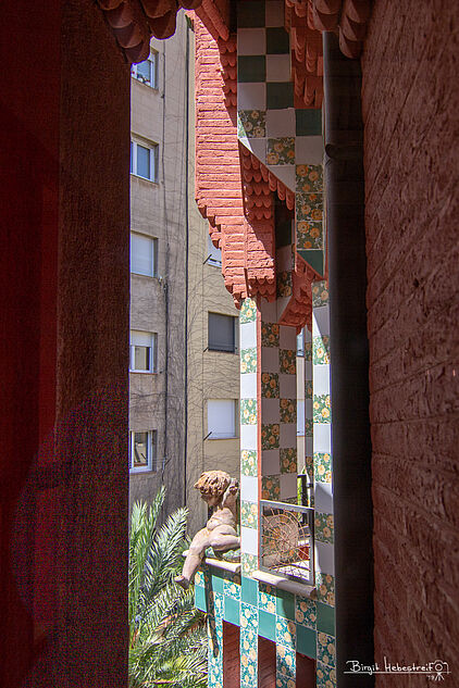 Figur auf der Fensterbank
