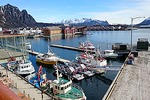 Blick auf den Hafen in Svolvær