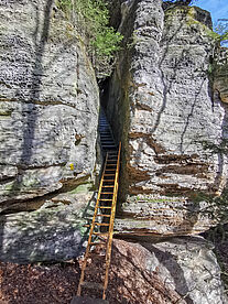 Durch die Felsen
