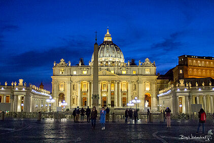 der Petersdom am Abend