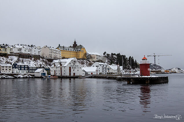der kleine Leuchtturm an der Hafeneinfahrt
