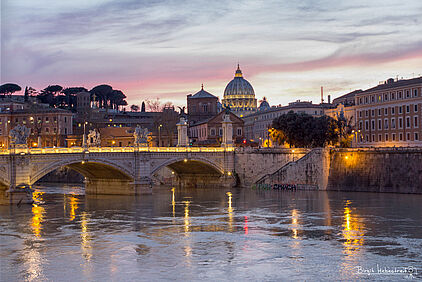 Ponte Vittorio Emanuele II und der Petersdom beleuchtet