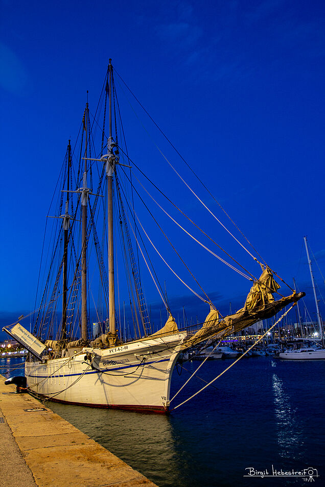 Segelyacht im Hafen