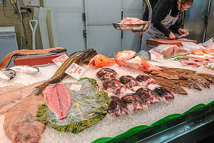 Hier gibt es unter anderem Fisch ...